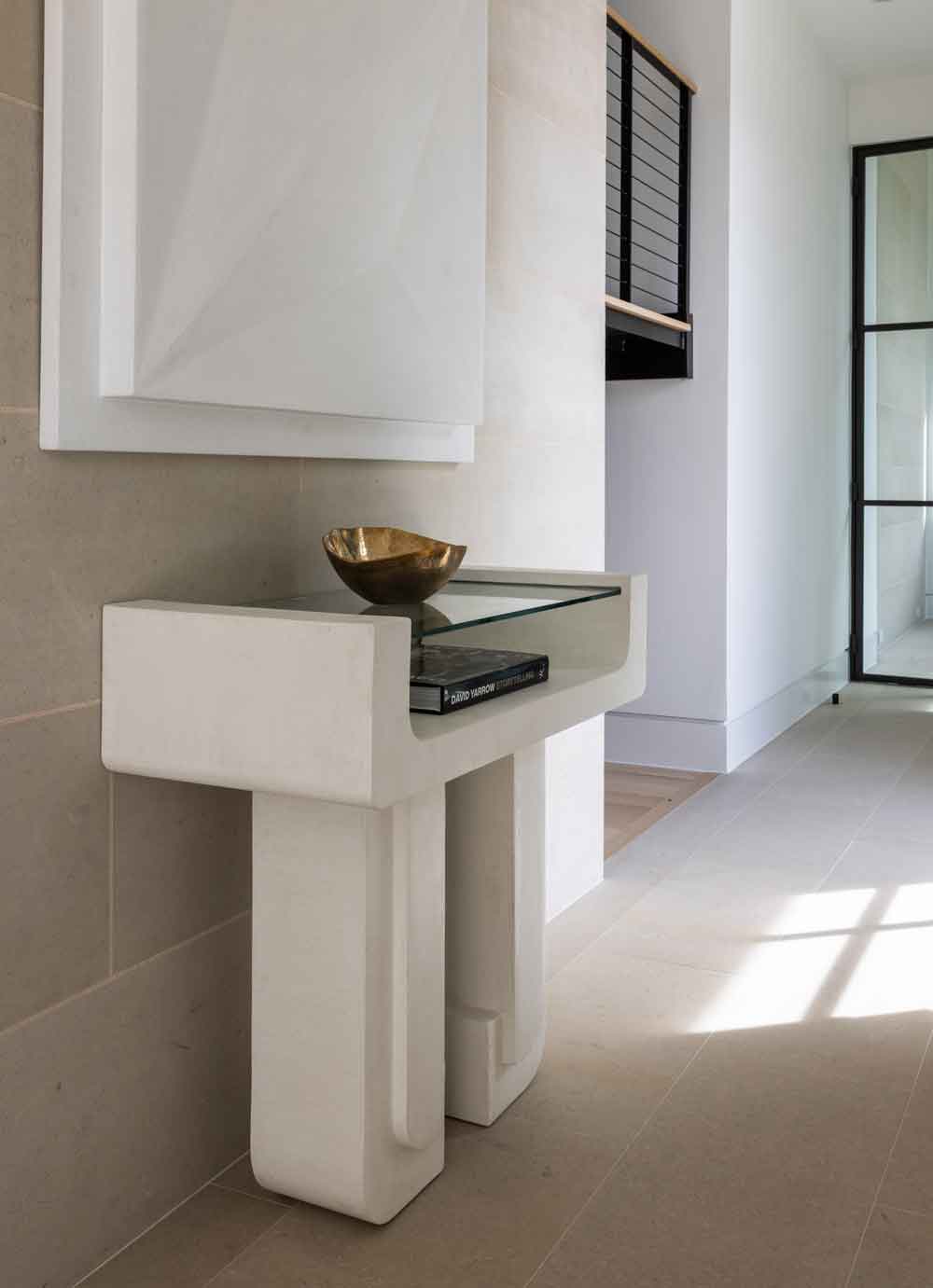 Lirian Demilune Table