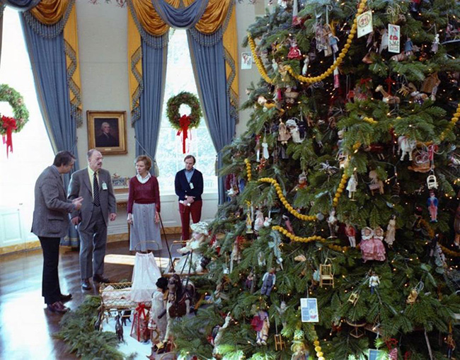 Segreto Secrets - Sentimental Christmas Groupings - Carter Antique Toy White House Tree
